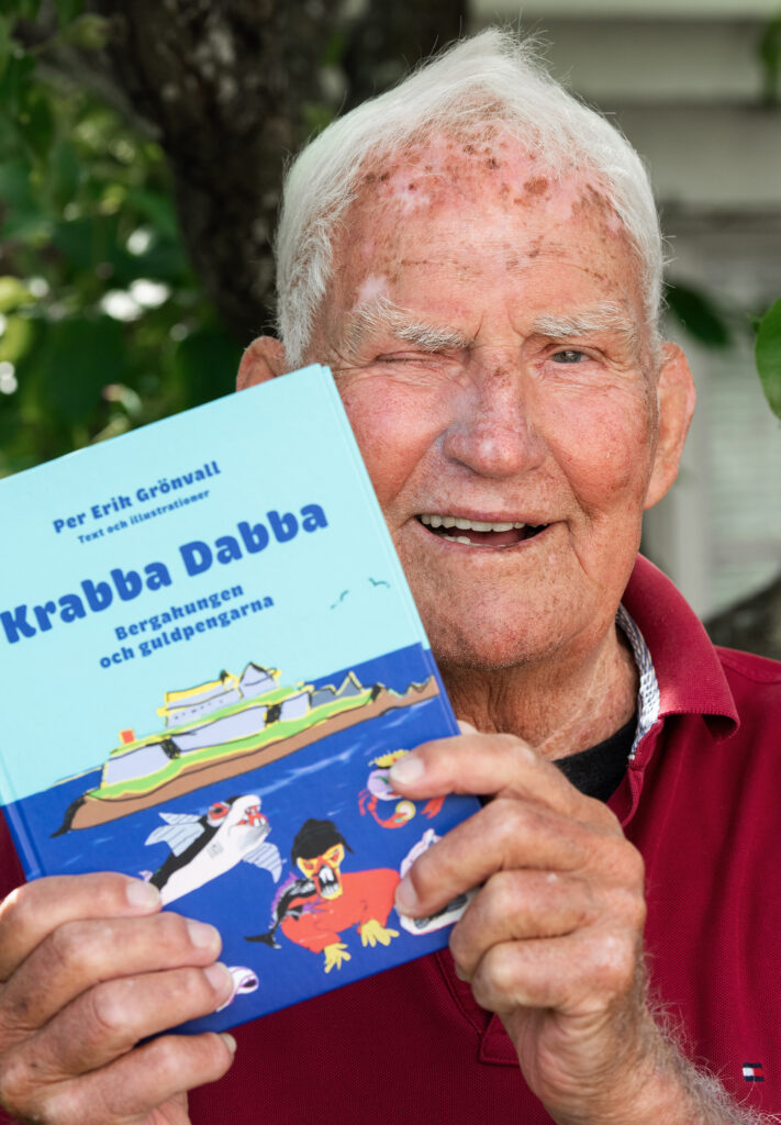 Per Erik Grönvall med boken Krabba Dabba – Bergakungen och guldpengarna.